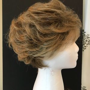 Styling wig brown highlights